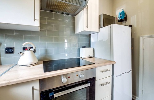 Bletchley House | Wheatley House Excellent Location Free Parking Garden Fast Wifi Smart TVs Yoko Property