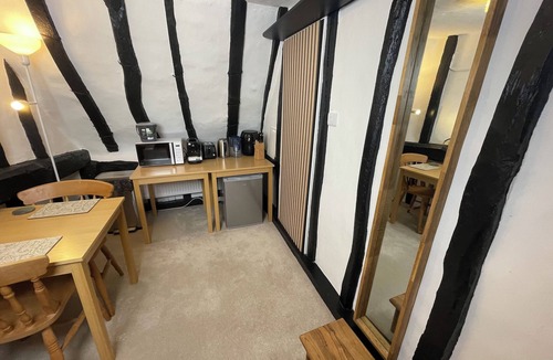 Horseheath Apartment | White Rose Annex – A Charming Getaway Nested in a Historical Cottage!