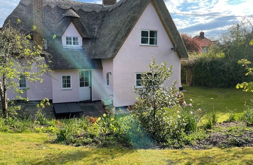 Horseheath Apartment | White Rose Annex – A Charming Getaway Nested in a Historical Cottage!