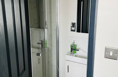 South Ockendon Apartment | White Soft, Private En-suite Double Room, Garden and Free Parking