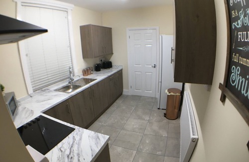 Northampton Apartment | Whitworth Lodge. Sleeps 6 in 3 rooms netflix WIFI