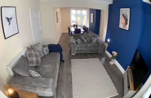 Northampton Apartment | Whitworth Lodge. Sleeps 6 in 3 rooms netflix WIFI