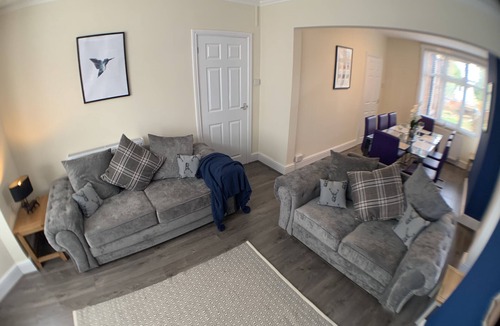 Northampton Apartment | Whitworth Lodge. Sleeps 6 in 3 rooms netflix WIFI