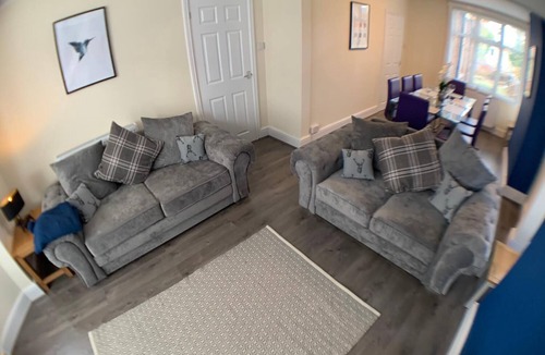 Northampton Apartment | Whitworth Lodge. Sleeps 6 in 3 rooms netflix WIFI