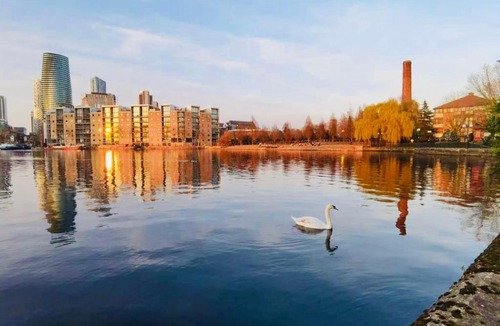 Island Gardens Apartment | Whole flat with free parking in London Canary Wharf with easy access from all airports and stations in around London