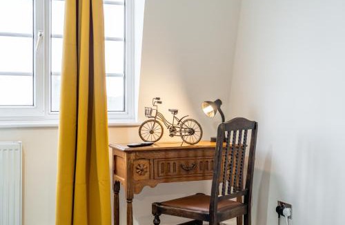 Custom House House | Wilkinsons Home-Free parking, Perfect For Contractors & Weekend getaways, Near London City Airport & Excel