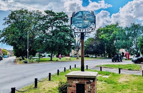 Cambridge Apartment | Willow Cottage - 2 Bed Flat on charming village Green 5 miles from Cambridge.