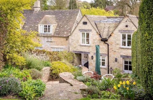 Chedworth Cottage | WILLOW COTTAGE, family friendly in Bourton-On-The-Water