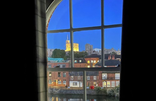 Eton Apartment | Windsor Castle panoramic views. Stay in the heart of Royal history