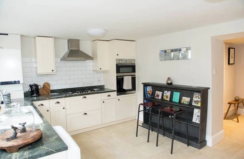 Bourton-on-the-Water Cottage | Wisteria Cottage, 5* Location, Parking, Cotswolds
