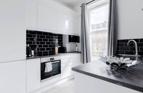 Harrow Road Apartment | Wonderful 2 Bed and 2 Baths near Portobello Road