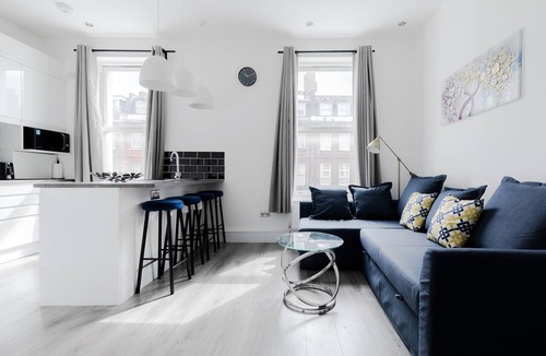 Harrow Road Apartment | Wonderful 2 Bed and 2 Baths near Portobello Road