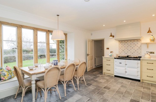 Mangotsfield House | WOOD STANWAY HOUSE, family friendly, with open fire in Toddington