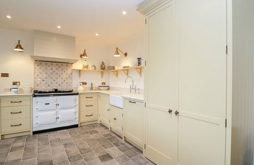 Mangotsfield House | WOOD STANWAY HOUSE, family friendly, with open fire in Toddington