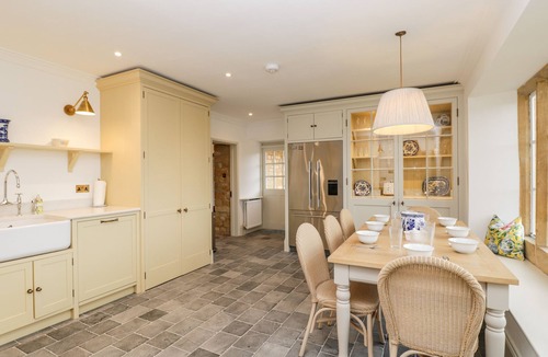 Mangotsfield House | WOOD STANWAY HOUSE, family friendly, with open fire in Toddington