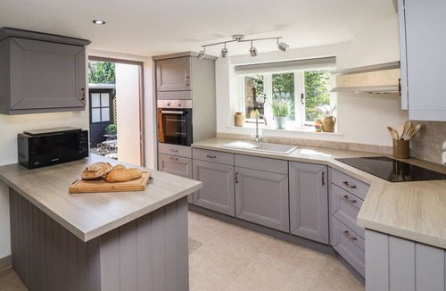 Pitchcombe Cottage | WOODBINE COTTAGE, pet friendly, with open fire in Bidford-On-Avon