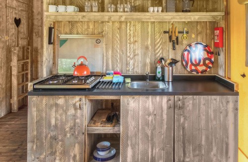 Dunbridge Apartment | Woodpecker - Safari Tent - UKC8978