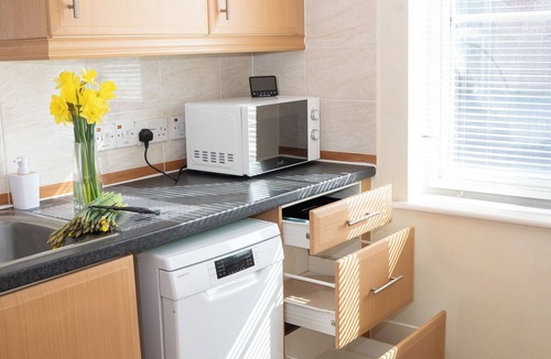 Swindon House | Yellow Haven | Spacious 3 Bd 3 Bath | Free Parking