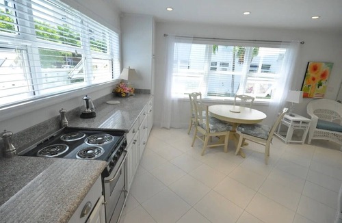 Discovery Bay Condo | Your Tropical Home Away From Home