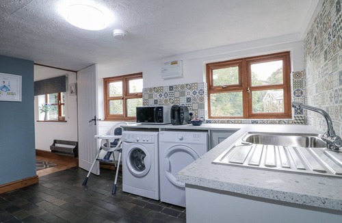 Alton Cottage | YOXALL COTTAGE, family friendly, character holiday cottage in Alton