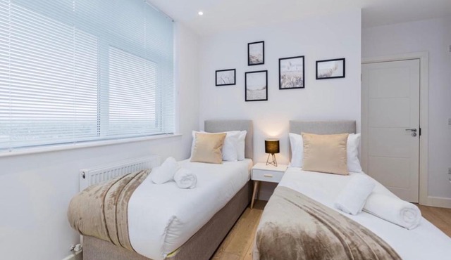 1 Bed Apartment in Aylesbury, by ARP HOMES, Town Centre, Perfect Location for Business & Long Stays