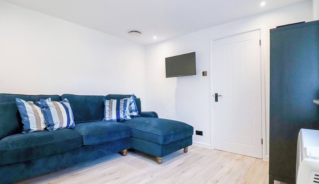1 bed bungalow, sleeps 4, 50 meters from the beach with off road parking.