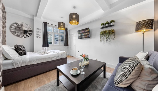 1 Bed Flat - Sleeps 4 - Parking - Wifi