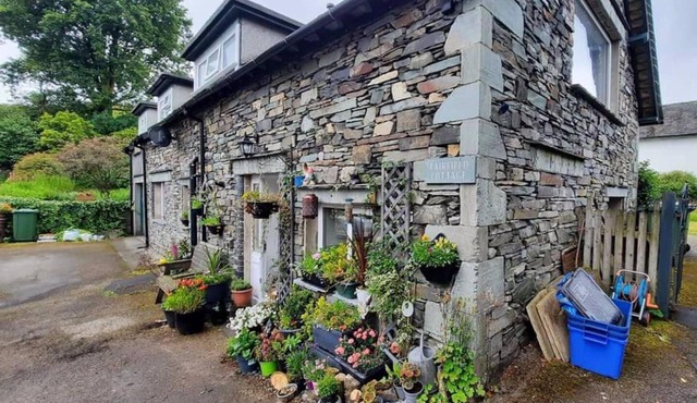 1 Bed Flat - Sleeps 4 - Garden - Parking - Wifi