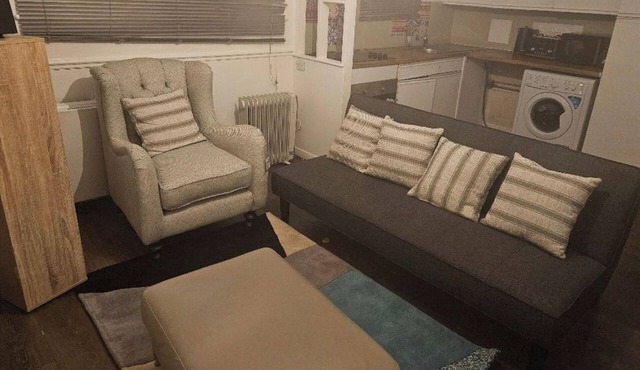 1 Bed House Sleeps 2 -Free Parking -Tv