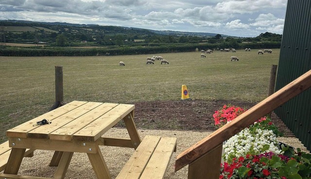 1 Bed Hut - Sleeps 2 - Parking - Smoking
