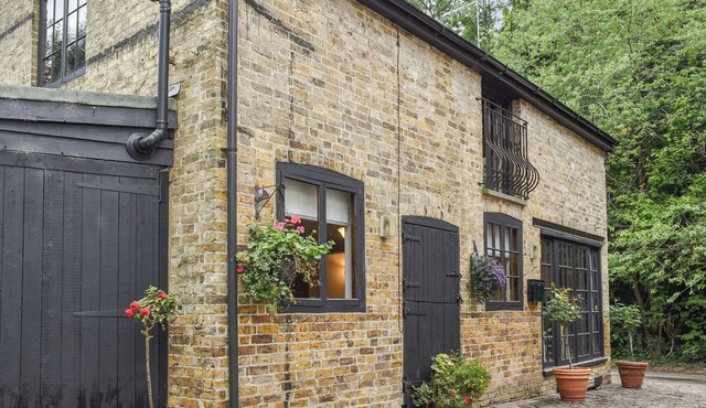 1 bedroom accommodation in Sarrett, near Rickmansworth