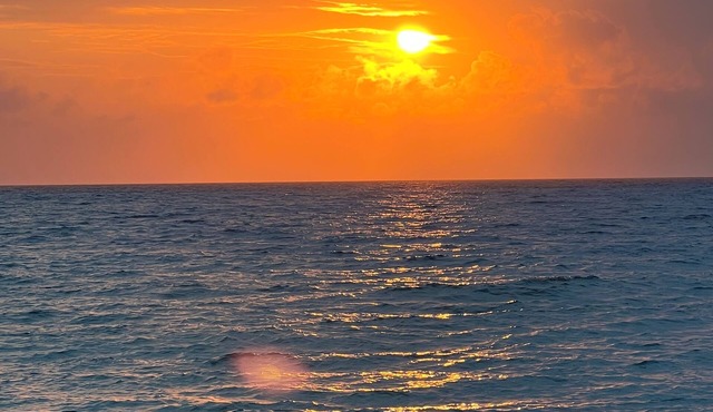 1 bedroom+loft with 2 full bath steps from the beach, Infinity pool and Tiki bar