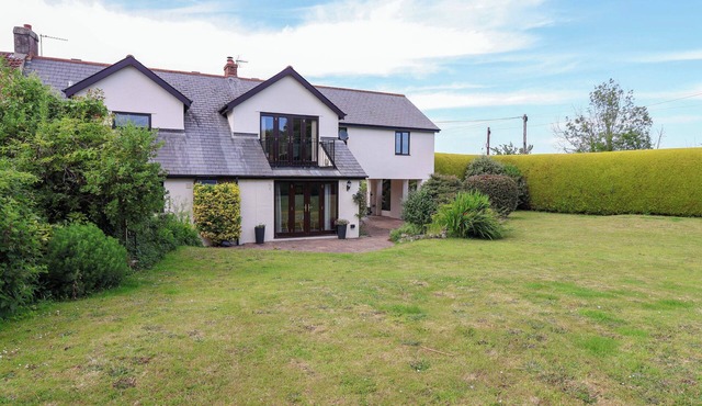 1 EASTDON COTTAGES, pet friendly, with open fire in Dawlish Warren