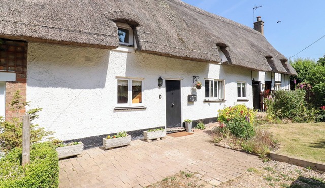 1 HARPUR COTTAGE, pet friendly, with a garden in Ravensden