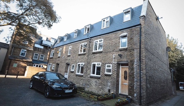 (1) Lovely 7 Bedroom House in Euston - up to 22