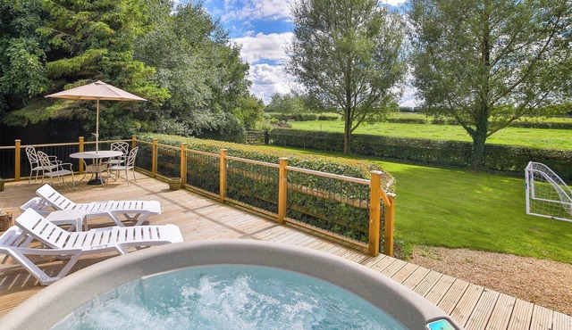 1 Luckington Stables-W8321