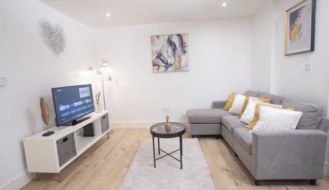 1-min walk to Town & Station I Near Airport I Parking