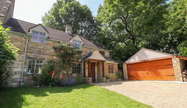 1 THE LANE, pet friendly, with a garden in Chipping Norton