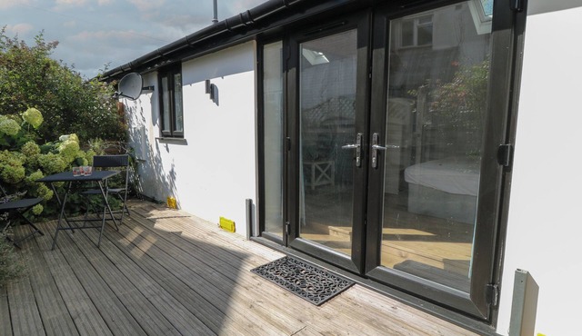 1 WELFORD BARNS, pet friendly, with a garden in Fordingbridge
