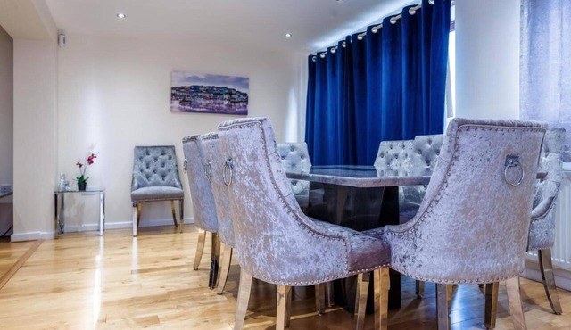 10 Guests - 5 Bedrooms - Free Parking - Lux House