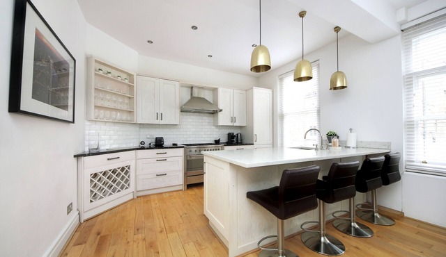 110 m² luxury two-bed apartment in Earls Court