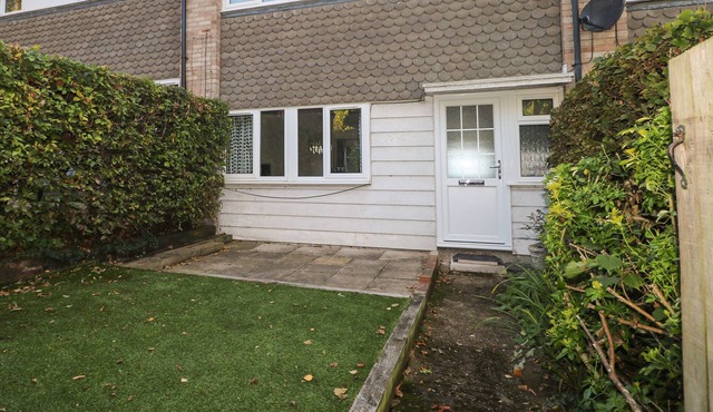 12 PARKERS HILL, pet friendly, character holiday cottage in Thame