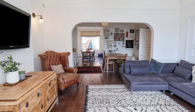 12 WESTFIELD TERRACE, pet friendly, with a garden in Loftus