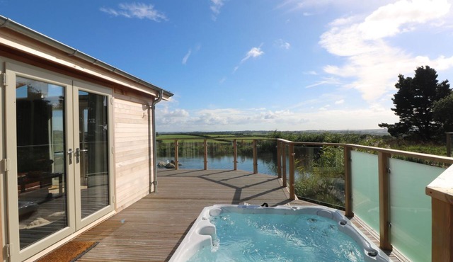 14 FARAWAY FIELDS, family friendly, with hot tub in Dobwalls