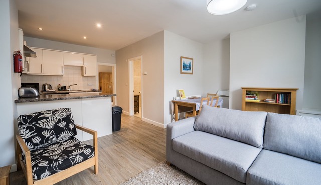 15 Trinity Mews - coaching mews just a few steps from harbour and town centre in quiet cul de sac -
