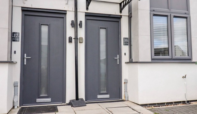 16 OCEAN HEIGHTS, pet friendly in Newquay
