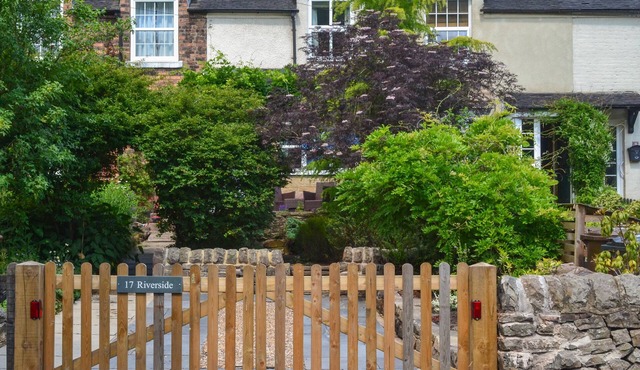 17 RIVERSIDE, pet friendly, with open fire in Oakamoor