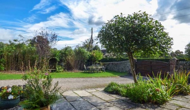17th C Stone Barn Conversion In Village Location - Western Edge Of Peak District