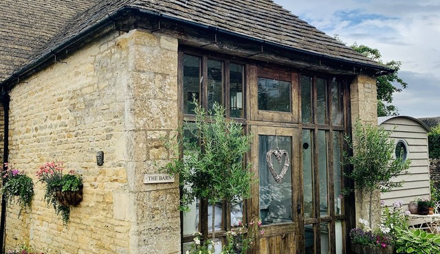 17th century converted barn in Cotswolds stone- 5 mins from Bourton On The Water