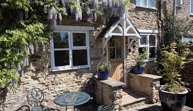 17th-Century Cotswold Cottage with South-Facing Orchard.